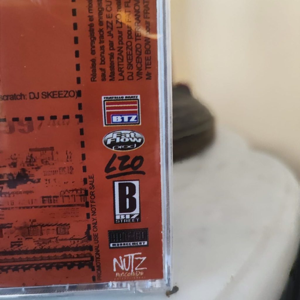 De haut en bas : les Fratello Beatz (Vincenzo et Teeb -responsable des trois super visus de la série Bootleg) / le groupe de Skeez' de Nancy Fat Flow Staff / moi / Biz Street, la structure de Jazz E Cut qui avait fait le mastering / Art-GO l'associtation d'évenementiels de leurs potos de Nancy, et Nutz Records le label éphémère de mon frèrot par qui tout a commencé : Rachid Wallas !) 😀 